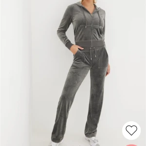 Juicy couture set - Top Hat - Säljer mitt set som är i super bra skick. Knappt använd, endast enstaka gånger men säljer pga att de är för stora för mig. Kan sälja byxorna separat💓💓 pris diskuteras vid snabb affär