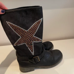 Stövlar - Så coola stövlar med en liten klack. Så sköna att gå i och perfekta till festliga tillfällen. 