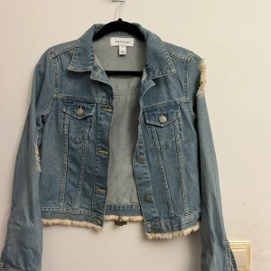 Jeansjacka  - En jeansjacka från Nelly i storlek S.