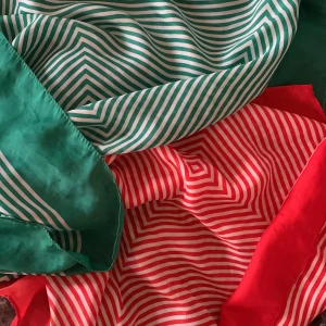 Röd och grön sjal - Jättefina sjalar med coolt mönster i två färger. Säljer antingen båda för 89kr eller var för sig för 49kr