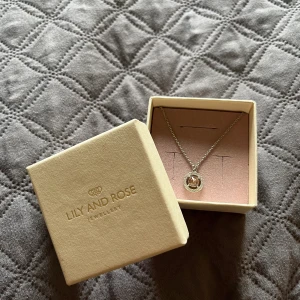 Lily and rose halsband - Använd några gånger bra skick. ”Miss Miranda necklace - vintage rose” köpte för 350kr. Kristall: Swarovski