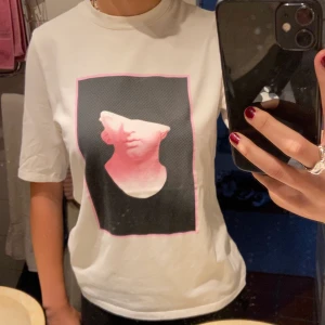 TSHIRT med tryck - säljer en fin tshirt med bra kvalite. använd få tal gånger översized