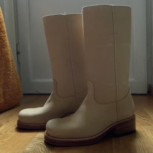 Primeboots stövlar - Säljer mina primeboots i beiget skinn! Träklack och använda 2 ggr pga fel storlek för mig! 