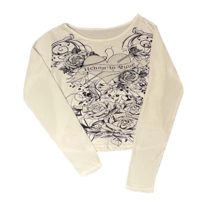 Rhinestone Tröja - Säljer en långärmad vit tröja med rhinestones på sig och feta tryck! Passar storlek xs-s och har aldrig använts. Hör av dig till mig vid intresse <3