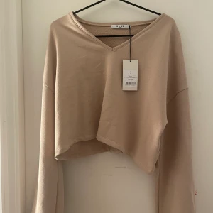 Tröja från NAKD st S - Tröja från NAKD aldrig använd då prislapp fortfarande finns kvar💖 lite bredare ner på armarna kommer tyvärr inte till användning💖