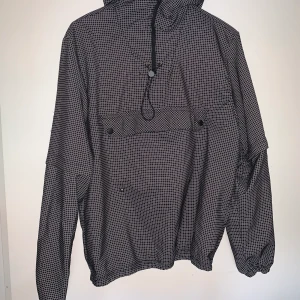 Snygg Adidas-jacka strl S-M - Min gamla favoritjacka från Adidas, passar S eller liten M. Är grå-/vit-rutig. Vindjacka. Sparsamt använd.  Kan post eller mötas upp i Lund!