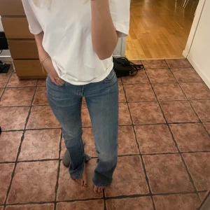 Jeans mango  - Skit snygga raka jeans från mango med en slits ned till i en snygg blå tvätt! På gränsen för att vara för små mig tyvärr därav säljer, dom är strlk 36 och jag brukar ha 36/38 på jeans beroende vart dom är ifrån, men skulle säga att dom mer passsar en 34 men funkat också för 36or! Köpta för 549 kr⚡️ buda från 250kr och priset går alltid att diskutera ❣️