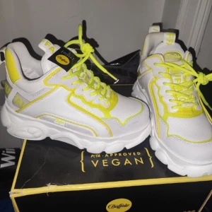 Buffalo Skor - Säljer mina helt nya äkta buffalo skor med neon gula detaljer!! nypris 1500kr men säljer för 800. kontakta mig för frågor och mer info!🤍