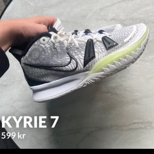Kyrie 7 basketskor  - min brorsas skor. Nyskick för han sluta på basket efter en månad