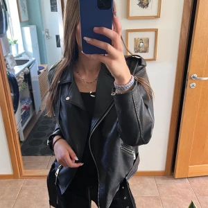 Skinnjacka - Säljer denna slutsålda skinnjacka från Nelly. Storlek 36,skriv vid intresse 💕 märke Missguided 