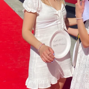 NLY Studentklänning  - Jag säljer min studentklänning, använd endast en gång så är i mycket bra skick! Säljer till bra pris ❤️