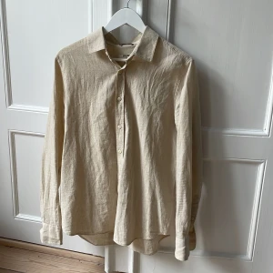 Linneskjorta - Linneskjorta beige/sand. Toppskick.