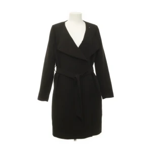 Svart kappa - En kappa från åhlens bra skick knappt använd ❤️