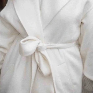 SÖKER VIT ZARA KAPPA EXAKT SOM BILD - Söker vit kappa från zara exakt som bilden. Strl XS Eller S