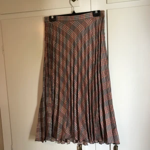 Kjol - Prislapp kvar, aldrig använd. 