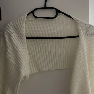 Bolero - Säljer denna fina bolero då den inte kommer till användning nå mer, använd 3-4 gånger och den är i fint skick! Passar till de som har storlek  XS-M, kan tänka mig att gå ned i pris🤍tryck inte på köp nu!