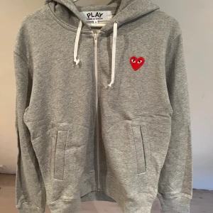 CDG zip hoodie - Säljer denna helt oanvända Comme des garcons zip hoodien - storlek small. Tags finns kvar och den passar small i storleken. Skickar spårbart, med vänliga hälsningar