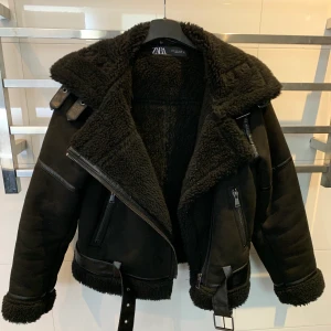 Zara jacka  - Säljer denna helt oanvända jacka som jag fick i julklapp förra året, storlek S! 😍 i Mocka, tror inte den kommer säljas på deras hemsida igen 🌷 nypris 899