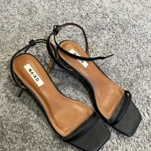 Snygga klackar från NA-KD  - Säljer dessa sjukt snygga klackar från NA-KD!! Säljer för 150kr + frakt!! Perfekta till uppklädda outfits men även till jeans! 💙Storlek 38! 