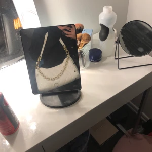 vit väska - säljer denna vita väska från shein då den inte kommer till användning längre.  Kontakta mig för fler bilder eller information. frakt står köparen för💕💕💕