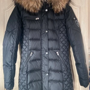 Rock and Blue beam mid jacket with natural fur - Säljer min jättefina rock and blue jacka i storlek 36 då den tyvärr är för liten. Den är i väldigt bra skick, endast använd under 1 vinter. Pälsen på jackan är äkta. Nypris 3800kr, säljer för 2500kr.