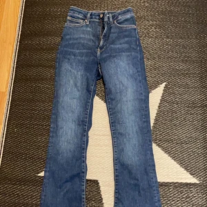 Bootcut jeans  - Bootcut jeans från bikbok, färg blå.  Helt nya, bara testade 