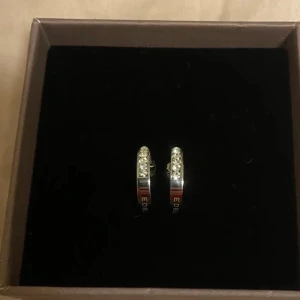 Edbald örhängen  - Super snygga Edblad örhängen med diamanter båda på ik och utsidan. ALDIRG använt då jag har liknande ❤️ Nyspris 400kr  säljer för 150kr + frakt (priset kan diskuteras )