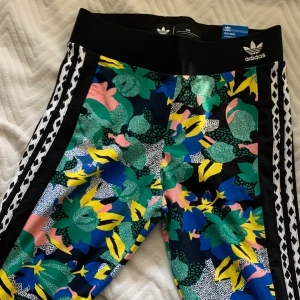 Adidasbyxor  - Hellt sprillans nya Adidasbyxor som aldrig har används med lappen kvar. Storlek 38, 150kr köparen står för frakt 😊