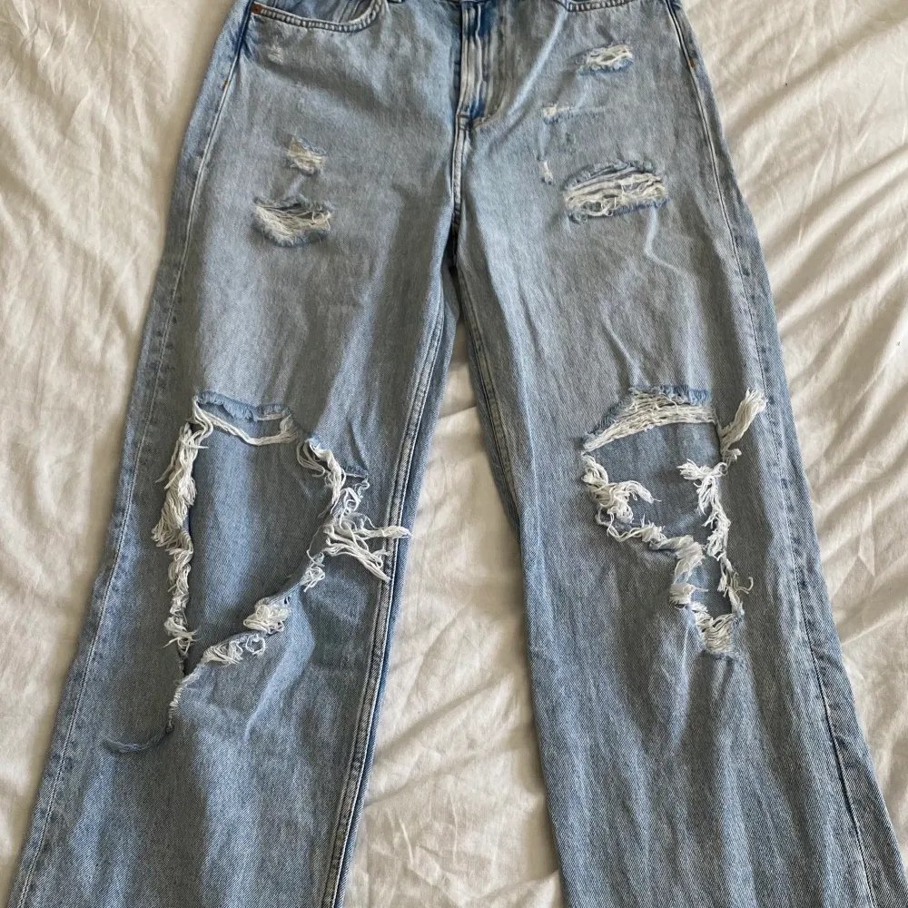 Säljer dessa coola jeans ifrån hm med hål i. Sälj inte längre, då det vart slut sålda snabbt. De är högmidjade och raka jeans. Storlek 38 (finns 36 med), sälja för det blivit försmå. Hålen har blivit större. Möts i sthlm och fraktar, pris kan diskuteras💝 . Jeans & Byxor.