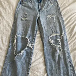 Säljer dessa coola jeans ifrån hm med hål i. Sälj inte längre, då det vart slut sålda snabbt. De är högmidjade och raka jeans. Storlek 38 (finns 36 med), sälja för det blivit försmå. Hålen har blivit större. Möts i sthlm och fraktar, pris kan diskuteras💝 