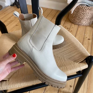 Beiga boots - Skor i bra skick. Använt Max 3ggr. Storlek 37.