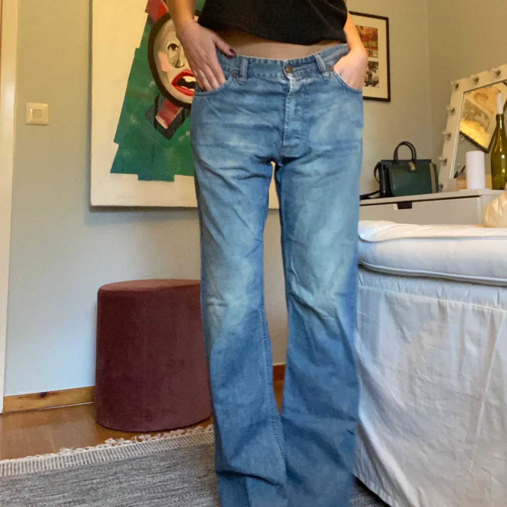 Waist 34 längd 32 men jag när vanligtvis S och de sitter väldigt oversized snyggt på mig💓 BUDA och köp inte direkt!!. Jeans & Byxor.