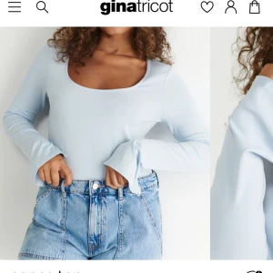 Långärmad topp - Säljer nu denna jättesöta blåa långärmad topp med slits i armarna !!!! Storlek S ! (Nästan helt oanvänd) ! Skriv för fler frågor eller bilder osv ! (Tryck inte på köp direkt) ! 🙏🏼☺️