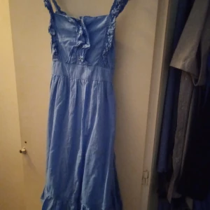 Söt blå klänning  - Klänning ifrån Bondelid i Lantlig stil. Strl mässigt s-m.  Använd men i fint skick 