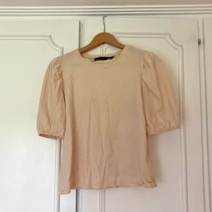 Beige topp från Lager 157 strl S - Beige topp med puffärmar från Lager 157 i storlek S, bra skick! obs! Köparen står för frakten 