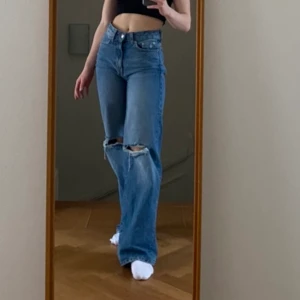 Jeans - Säljer dessa highwaisted, bootcut jeansen. Jätte snygga och ger så bra passform🥰🥰 storleken är Xs och skulle jämföra den med en 36. Den har lite slitningar längst ner på byxorna, vid intresse skickar jag bild på det. Priset är även lite reglerbart