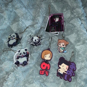 Jujutsu Kaisen Nyckelringar - Jujutsu Kaisen nyckelringar säljs för att jag ej har intresse för just dessa karaktärer, säljer alla för 200kr men kan också sälja för 50kr/st. Köparen står för eventuell frakt<3