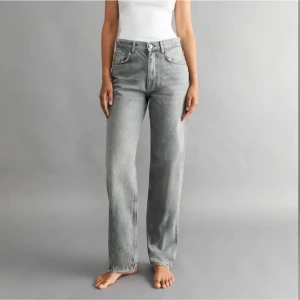 Jeans från gina tricot  - Säljer dessa slutsålda jeans från Gina tricot då dom tyvärr va förstora för mig