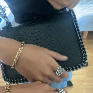 Väska - Jättefin väska med kedja. Väskan är oanvänd och i bra skick. 