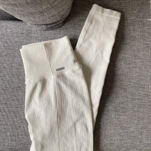 Vita tights från Aim’n som tyvärr inte kommer till användning! Endast använda 2 gånger (inte under träning) så hoppas någon kan använda dom mer🤍 Modellen är ”off white luxe seamless tights” Dom är tvättade enligt anvisning så dom är som nya! 