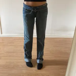 Snygga jeans från Levi’s i modellen 511! Mid eller low waist beroende på hur man vill att de ska sitta (se bilderna för exempel) Storlek W31 L34 men jag har vikt upp dom längst ner för att de ska passa! 150kr + frakt! Fråga gärna vid funderingar ☺️