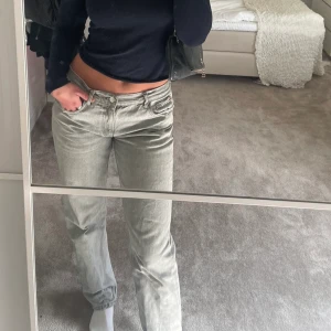 Grå jeans  - Grå jeans från gina low waist