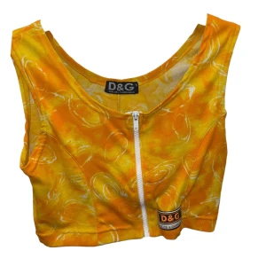 Dolce gabbana maglinne - Köpt på Humana i gott skick uppskattas till en storlek 38/M för mer specifika mått hör av dig!