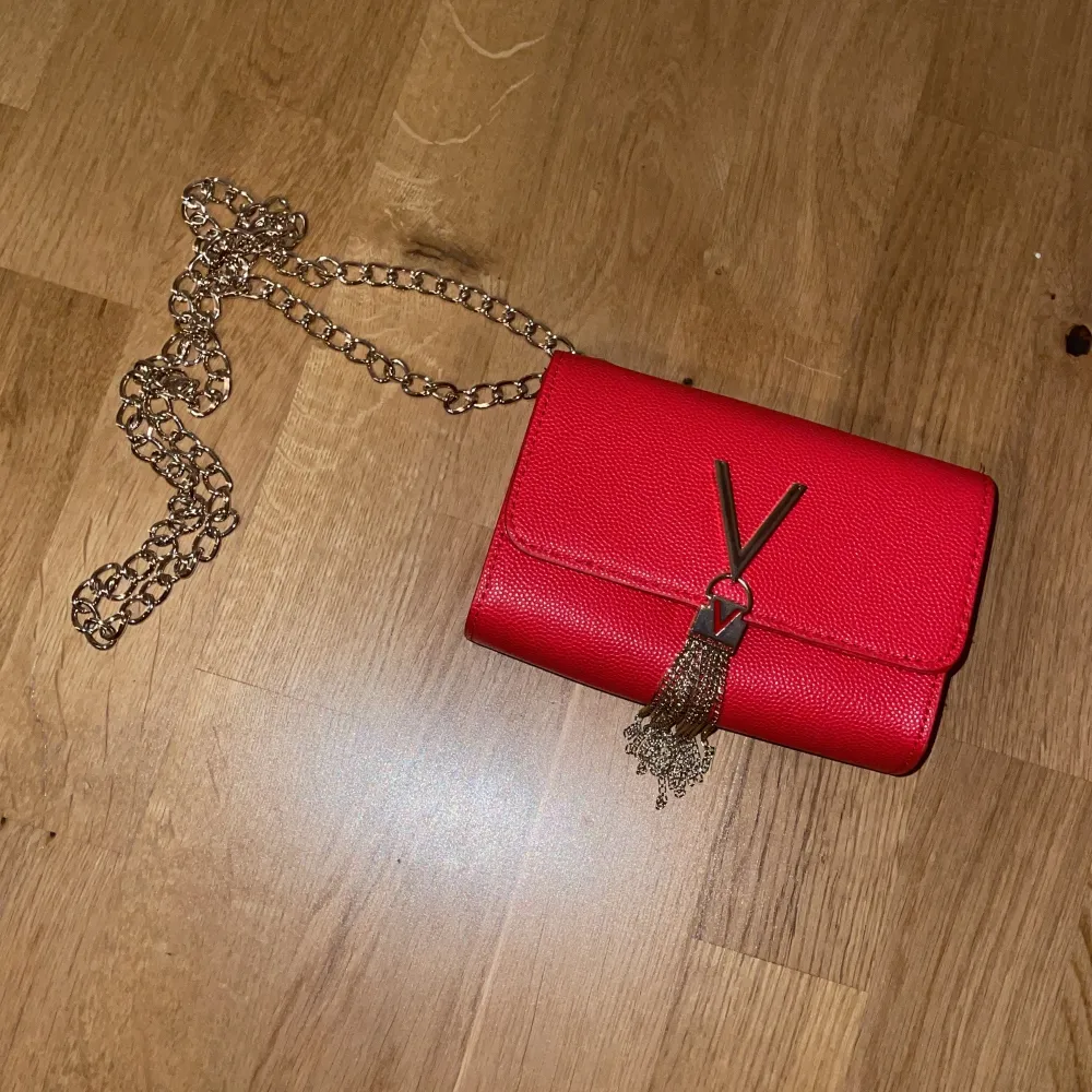 Helt oanvänd valentino handväska. Höjd: 12cm Längd: 17cm Vidd: 4cm. Väskor.