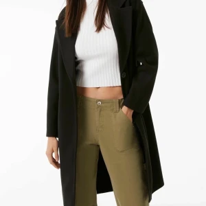 Lång Kappa - En svart lång kappa. Använd 1 gång, som ny! Bra till hösten/vintern! 