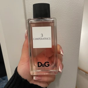 Dolce & Gabbana parfym - Helt ny och oanvänd parfym från D&G. Fick den i present men använder mig redan utav en parfym jag tycker om så denna har inte kommit till användning. Nytt pris i butik 589kr. Pris kan diskuteras vid snabb affär.