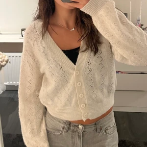 Vit kofta - Jättesöt vit kofta från bikbok💗endast testad så i nyskick. Hör av dig vid frågor eller om du är intresserad!