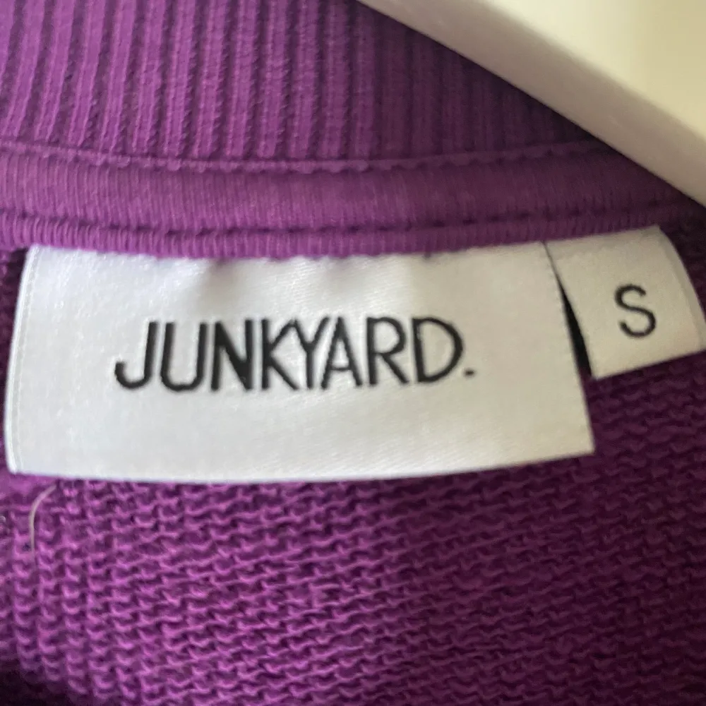Lila sweatshirt från Junkyard multi verse, storlek S men overzised så passar fler storlekar. Använd ett fåtal gånger. Hoodies.