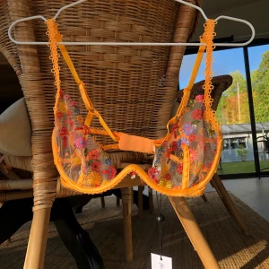 Bh - Superfin oanvänd bh från For Love & Lemons. Söt detalj i bygeln. Säljer för den tyvärr inte passade mig 