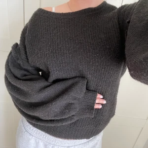 Stickad tröja från vero Moda.  - Stickad tröja från vero Moda med axeldetalj. 